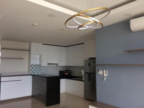 Tủ bếp gia đình theo tông trắng xám theo xu hướng