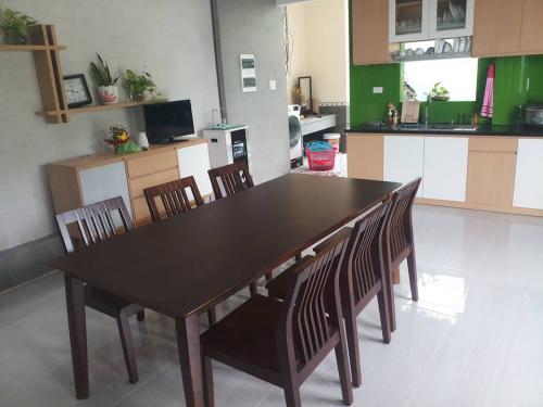 Các mẫu bàn ghế ăn gia đình đơn giản mà sang trọng
